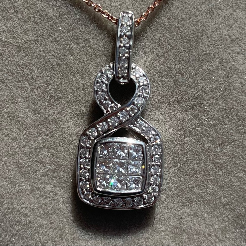 14k white gold and diamond pendant 💎